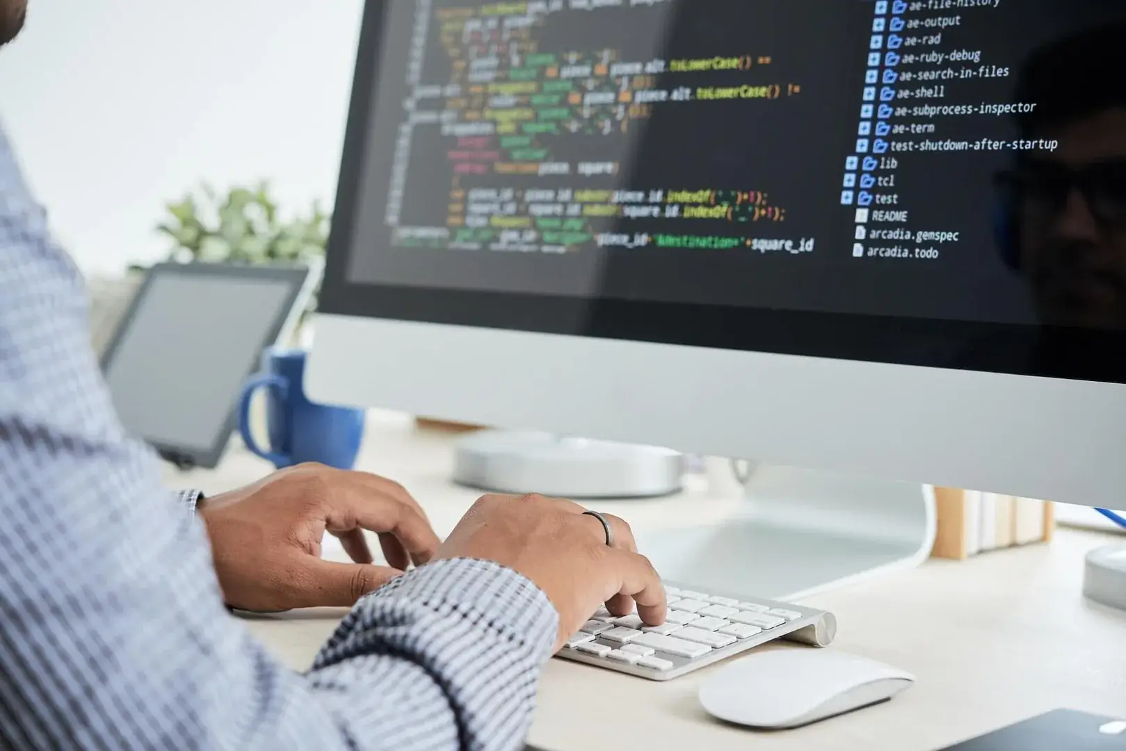 Programista przed komputerem